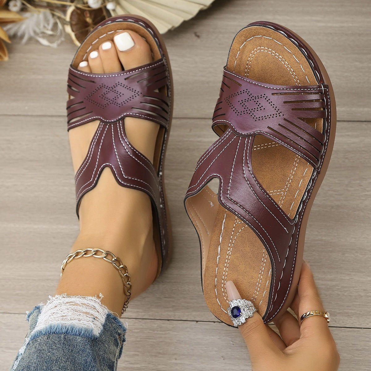 These women's arch-support sandals are made of lightweight, breathable material.